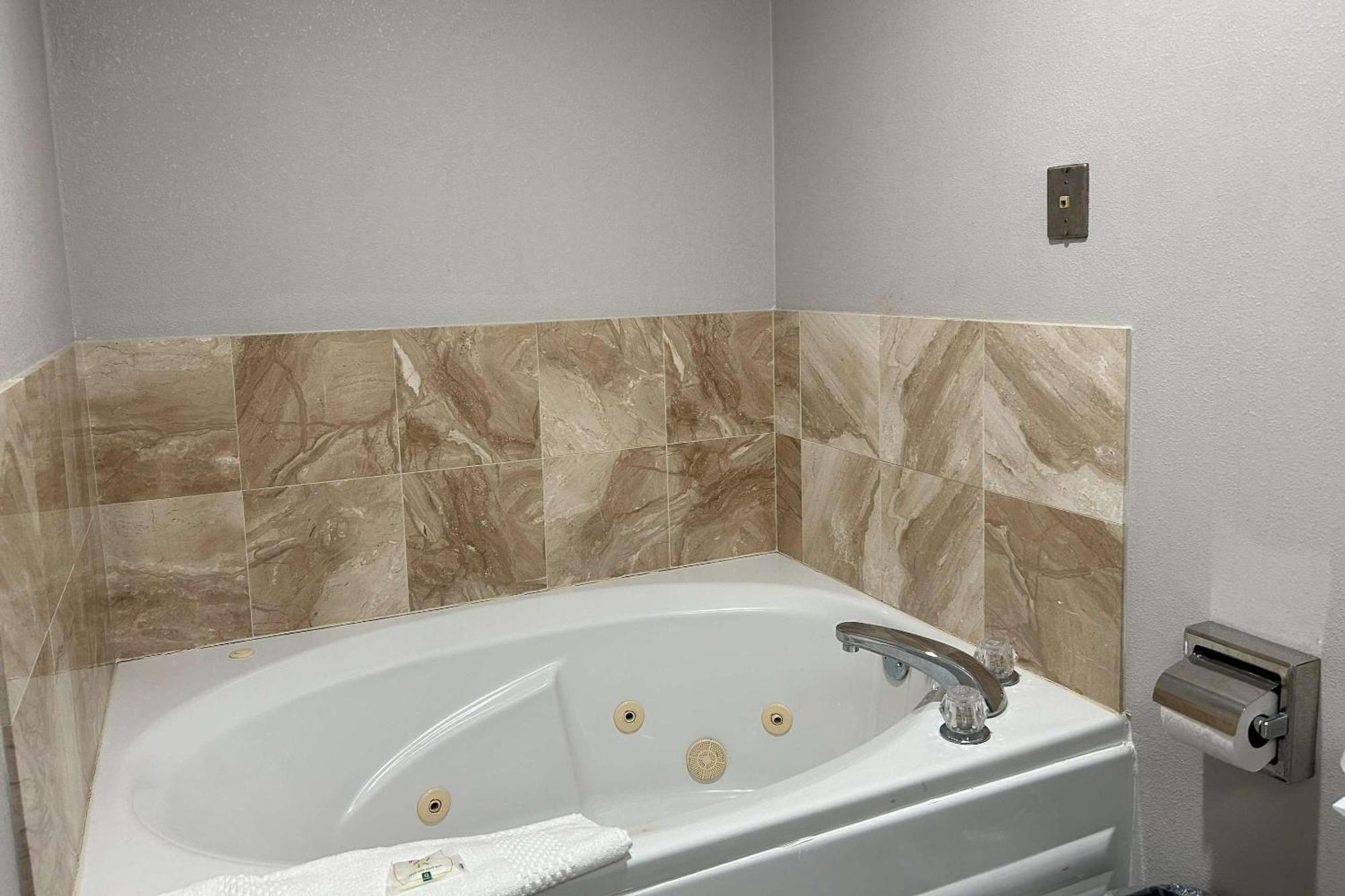 Quality Inn & Suites Tarboro - Kingsboro Extérieur photo